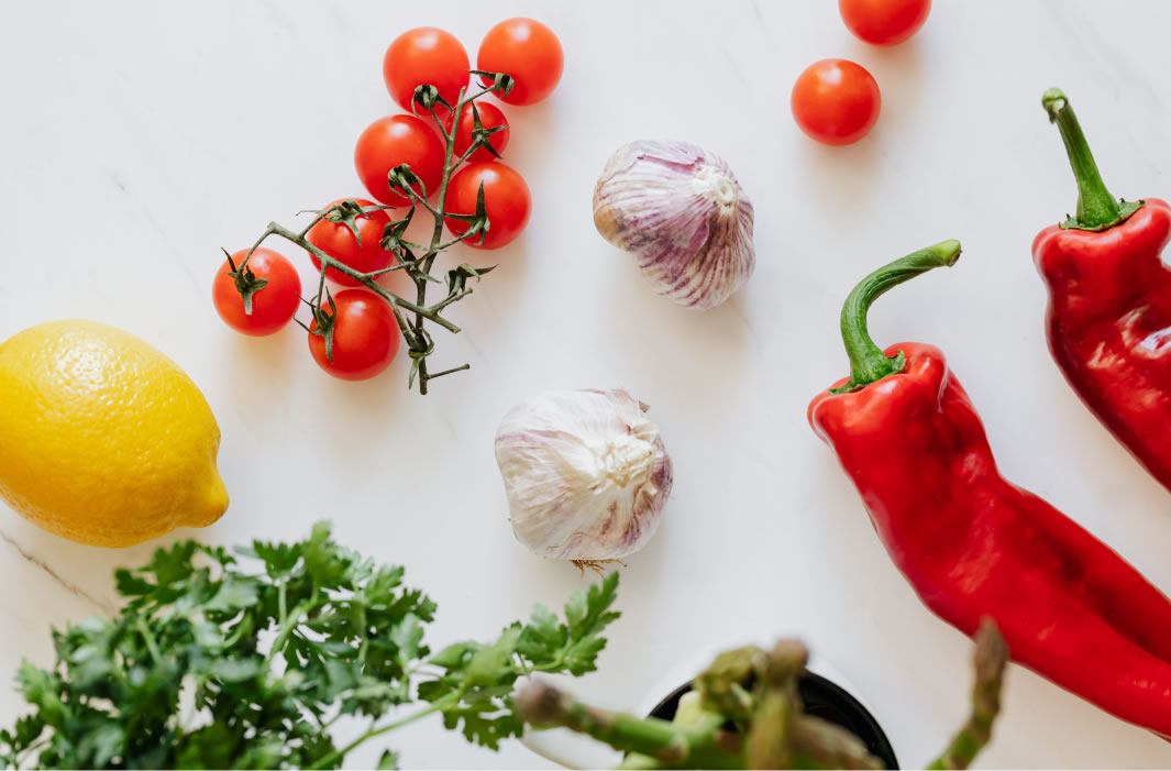 recipe-column-1 Abwechslungsreiche Ernährung im Alter mit Obst, Gemüse, Kräutern und vielen anderen Lebensmitteln mit wichtigen Nährstoffen.