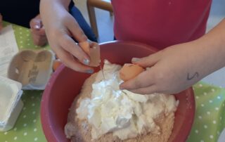 Kinder backen Quarkbrötchen im Familienkochkurs